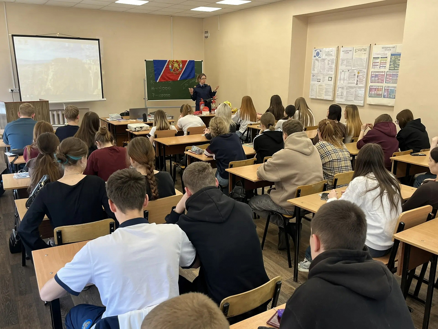 Первокурсники торгово-экономического техникума познакомились с пожарной безопасностью на практике