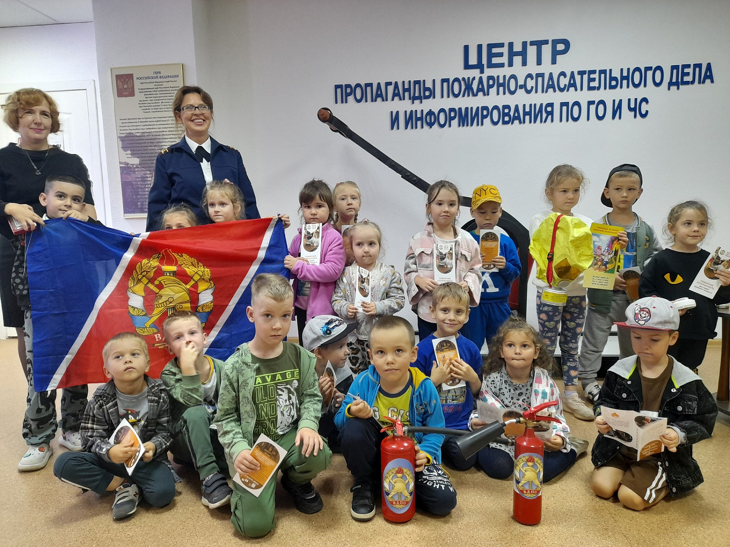 От старинных касок до современной сигнализации: малыши Хабаровска погрузились в мир пожарной безопасности