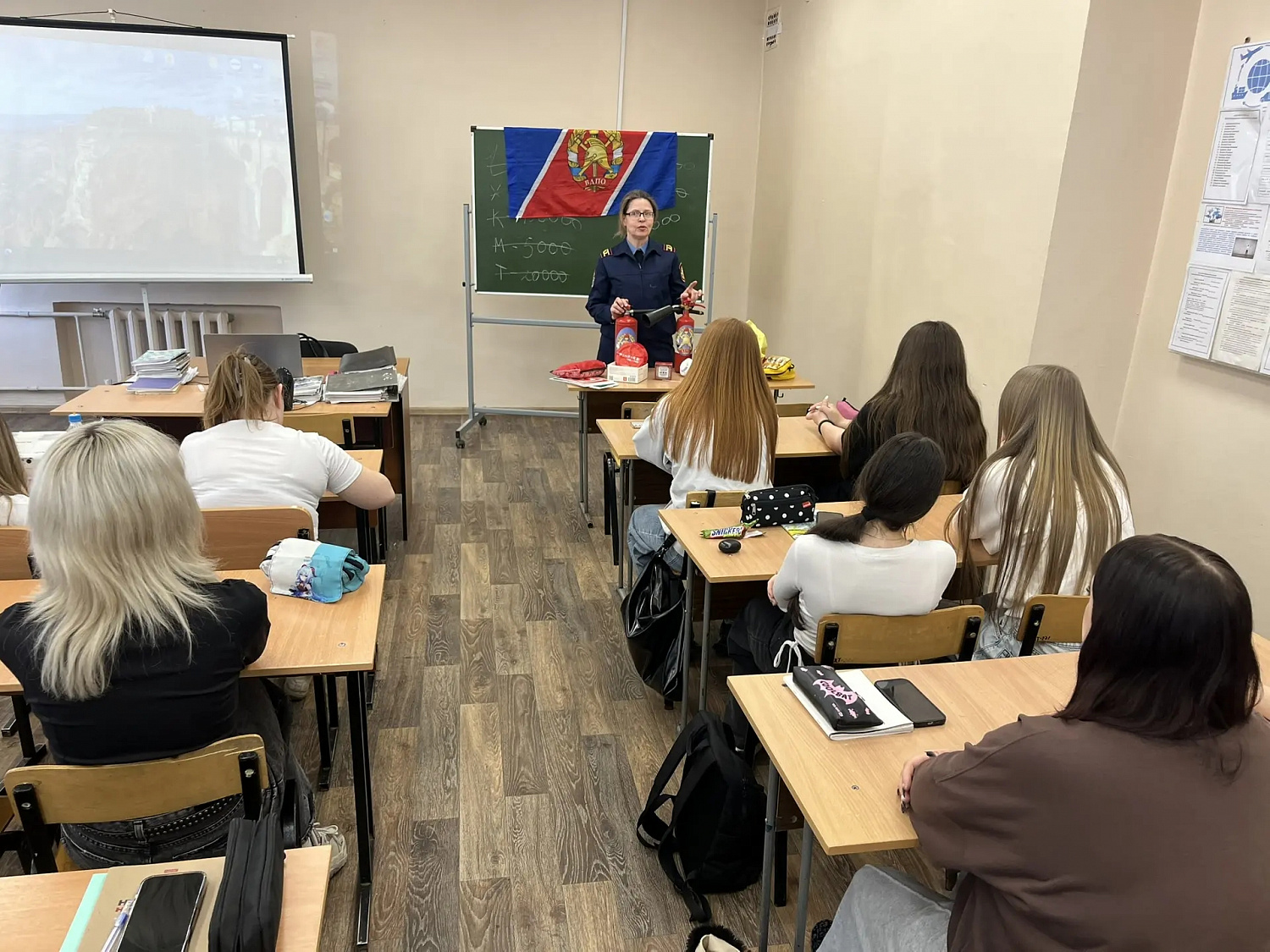 Первокурсники торгово-экономического техникума познакомились с пожарной безопасностью на практике